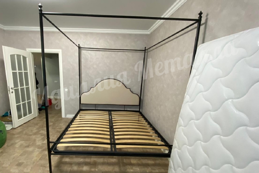Кровать с балдахином B-036