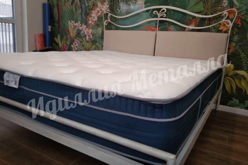 Кованая кровать с мягким изголовьем K034