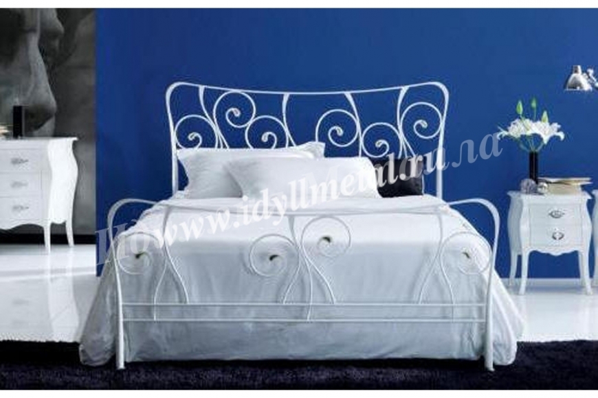 Стильная двуспальная кровать с плавными линиями 011