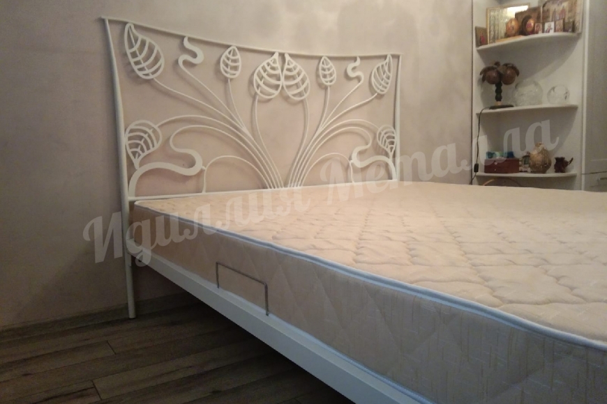 Кованая двуспальная кровать с растительным орнаментом изголовья 026