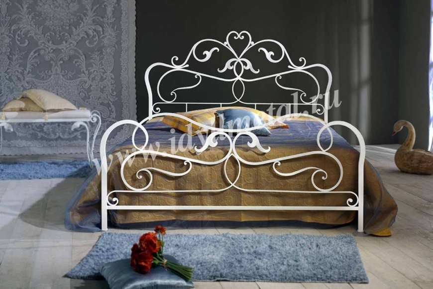 Двуспальная белая кровать с художественной ковкой 038