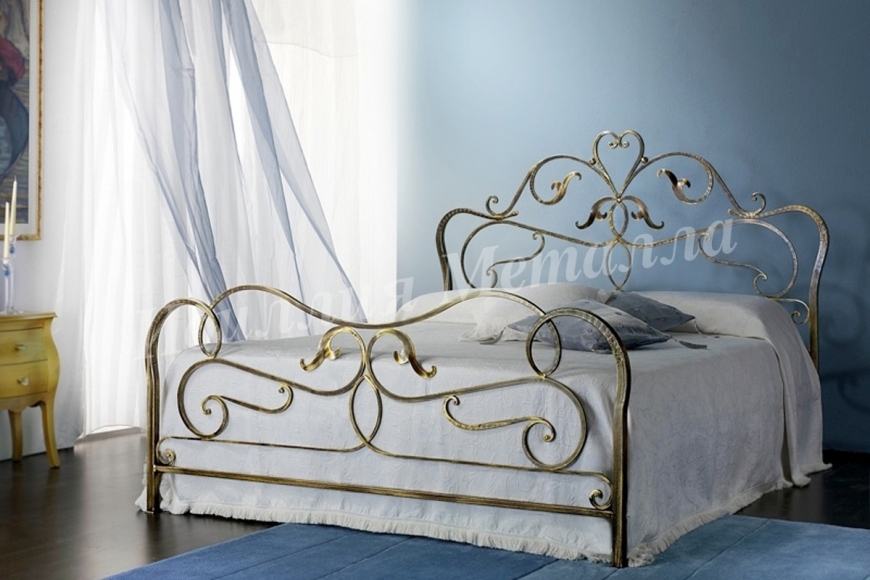 Двуспальная белая кровать с художественной ковкой 038