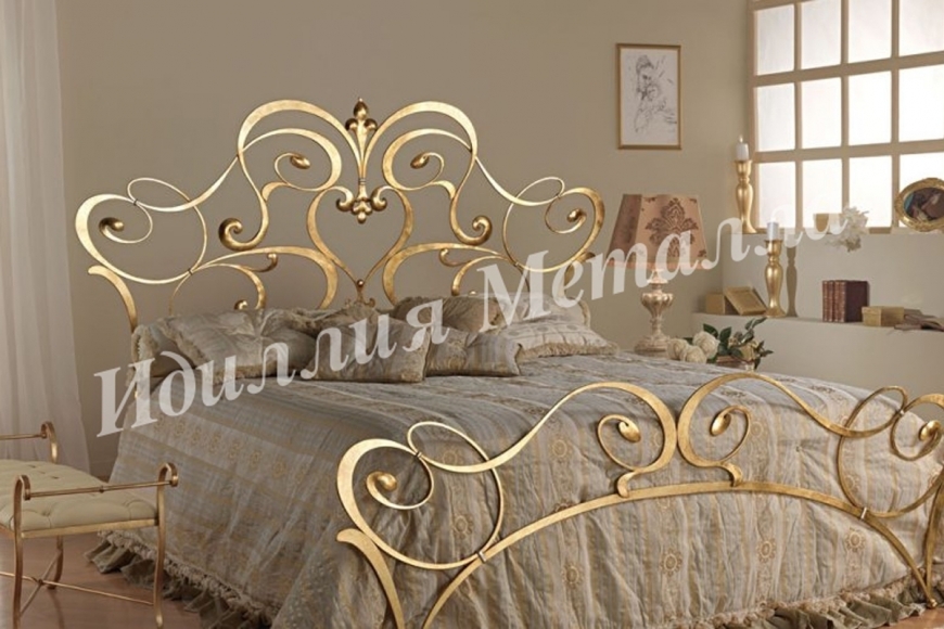 Богатая кованая двуспальная кровать с витиеватыми узорами 055