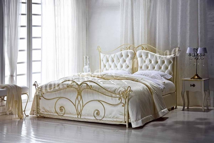 Белая кованая кровать с мягким изголовьем K006