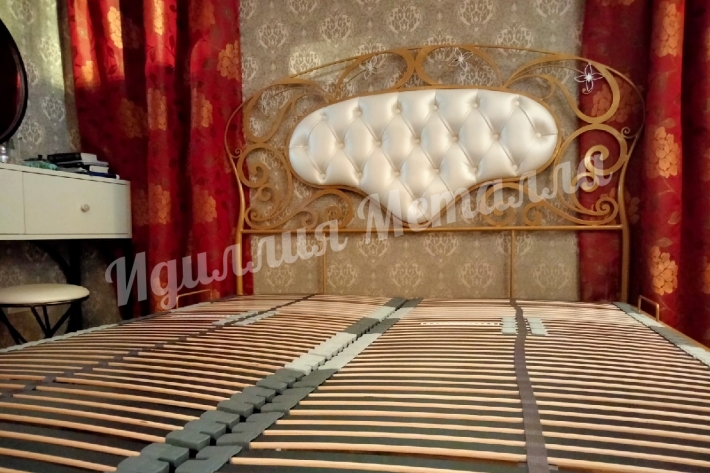 Кованая кровать с мягким изголовьем K011