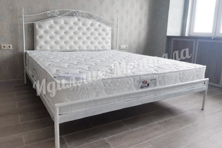 Белая кованая кровать K012