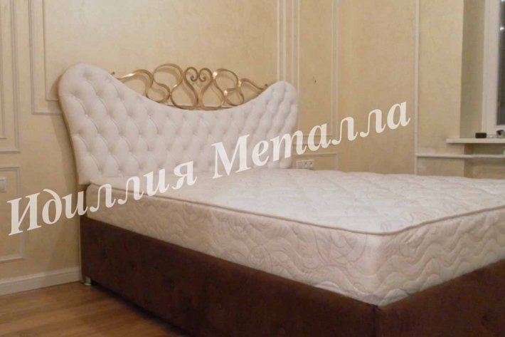 Кованая кровать с мягким изголовьем K050