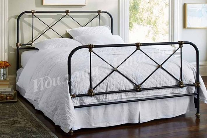Классическая кровать в стиле лофт L-044