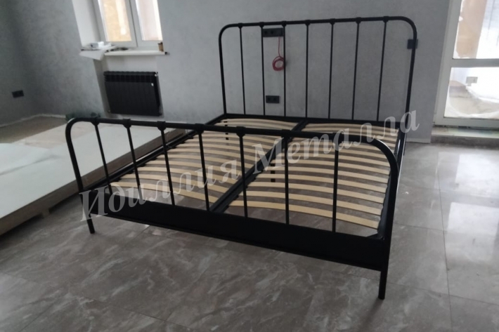 Классическая кровать в стиле лофт в темных тонах L-051