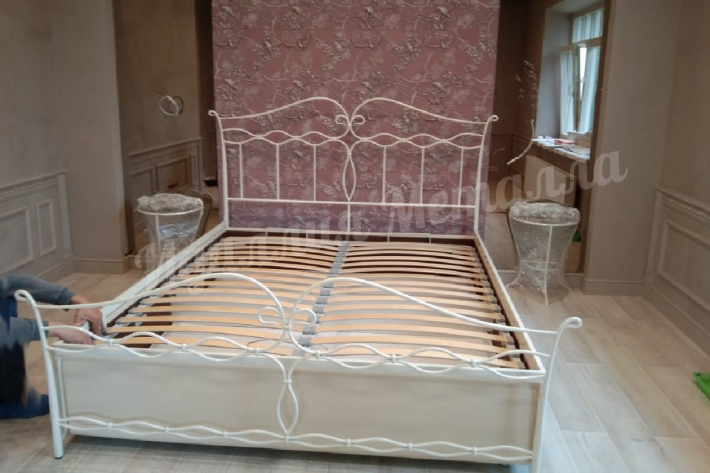 Кованая кровать с мягким изголовьем K036