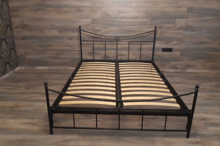 Кровать двуспальная в стиле лофт 001