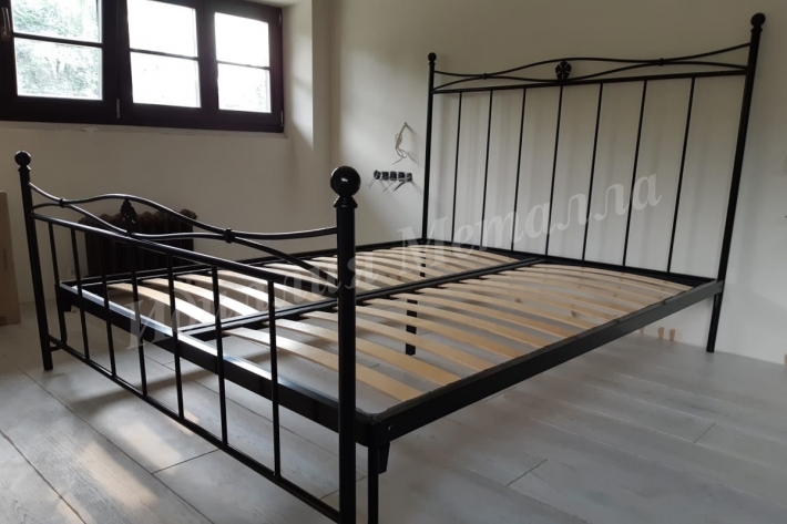 Кровать двуспальная в черном цвете 008