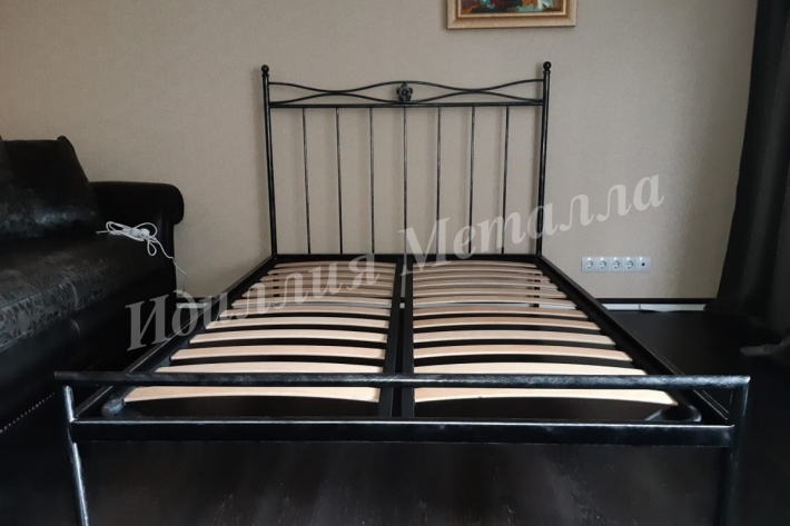 Кровать двуспальная в черном цвете 008