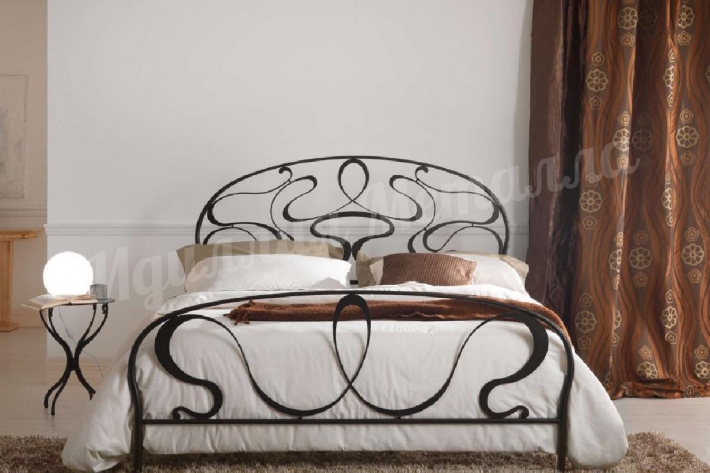 Изысканная двуспальная кровать с витиеватой ковкой 012