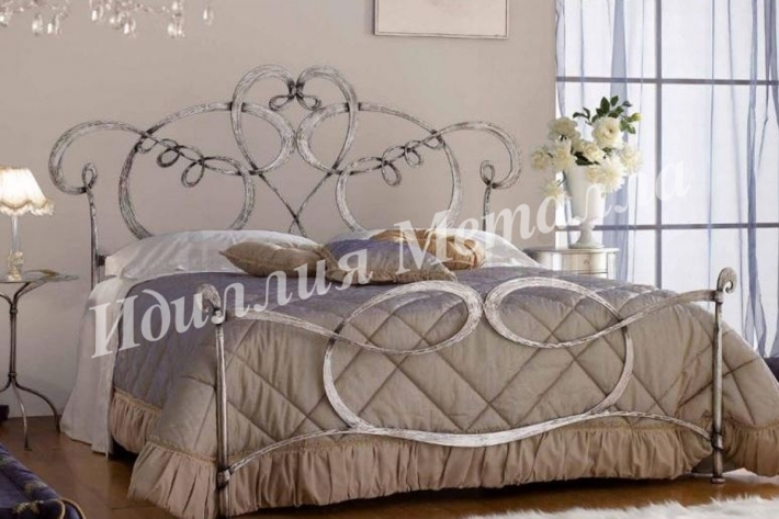 Оригинальная двуспальная кровать с утонченными коваными элементами 014
