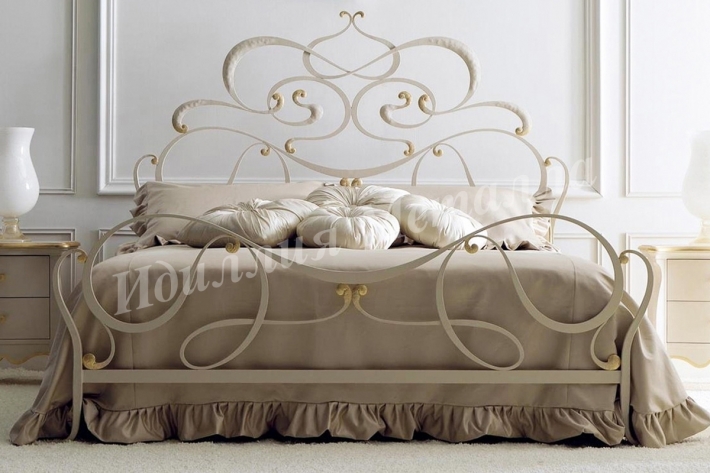 Большая кованая двуспальная кровать с художественной ковкой 019