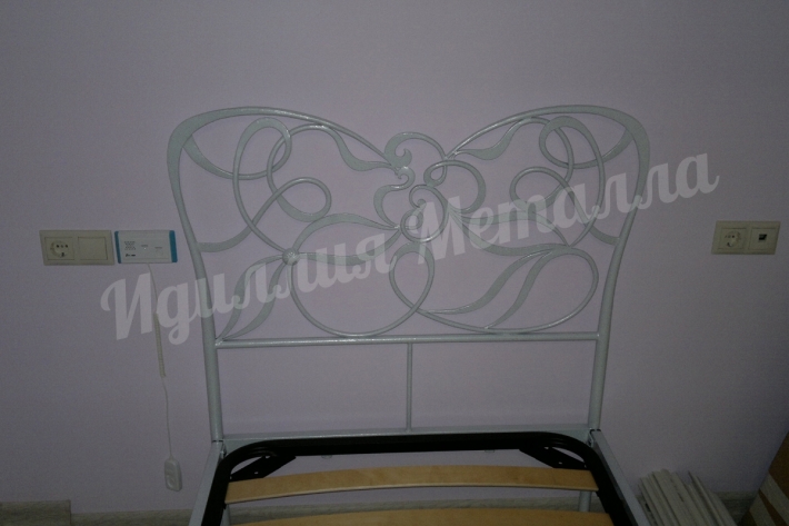 Кровать двуспальная с фигурной художественной ковкой 020