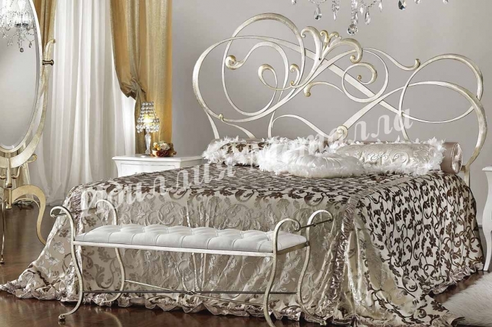 Кровать двуспальная кованая с художественными узорами 022