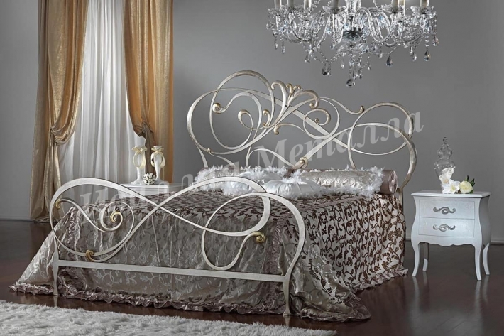 Кровать двуспальная кованая с художественными узорами 022