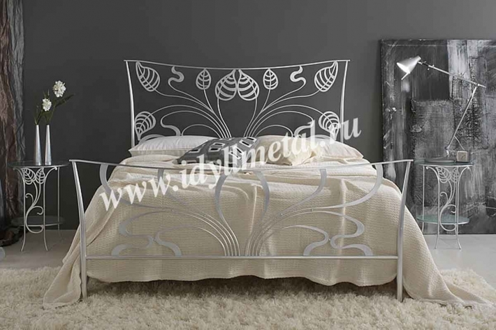 Кованая двуспальная кровать с растительным орнаментом изголовья 026