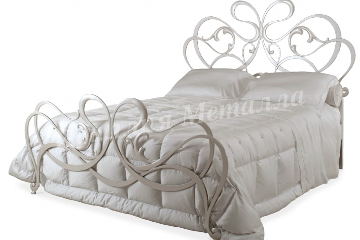 Двуспальная кровать с ажурной ковкой 030