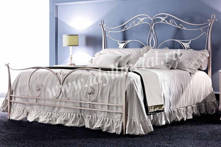 Большая двуспальная кованая кровать 035