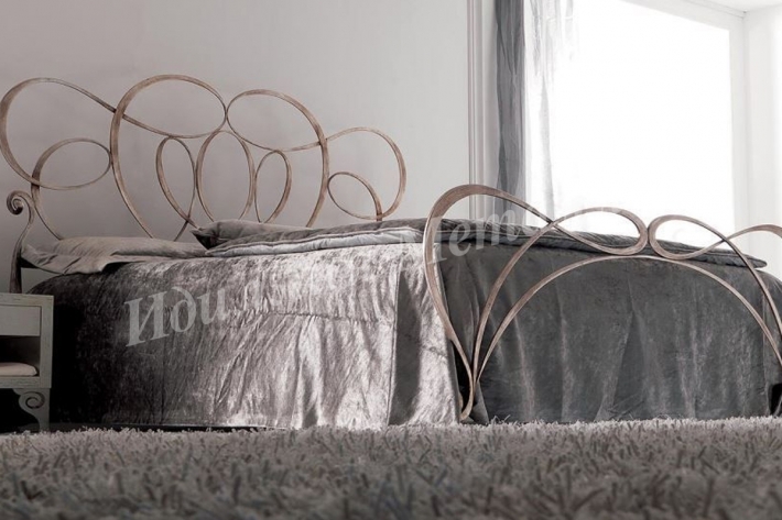 Двуспальная кровать с изящным кованым изголовьем 048