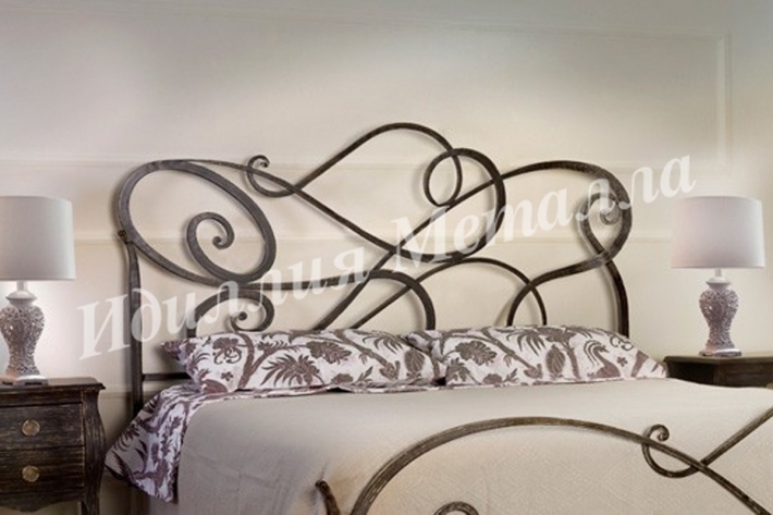 Изысканная кованая двуспальная кровать с художественной ковкой 052