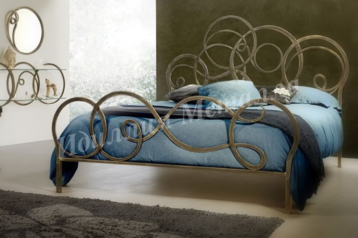 Кованая двуспальная кровать с фигурным кованым изголовьем 059