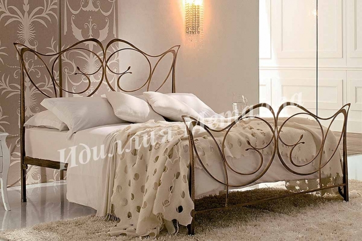 Оригинальная кованая двуспальная кровать с художественной ковкой 072