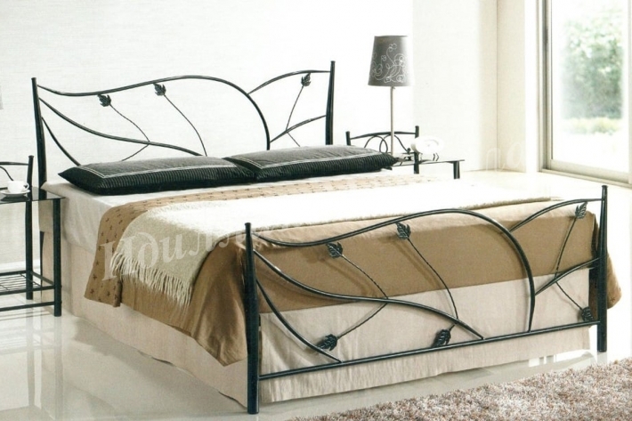 Кровать двуспальная с художественной ковкой 083